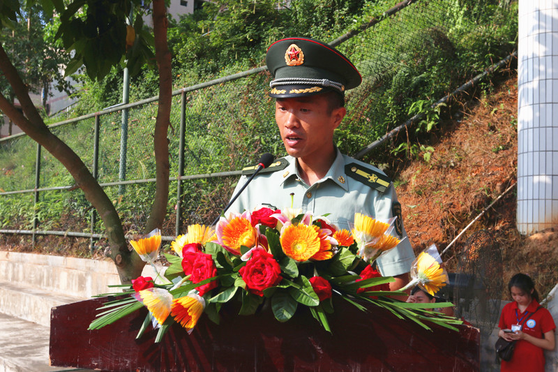 广州市民兵预备役训练基地的军训团团长叶宏基在大会现场作军训动员讲话